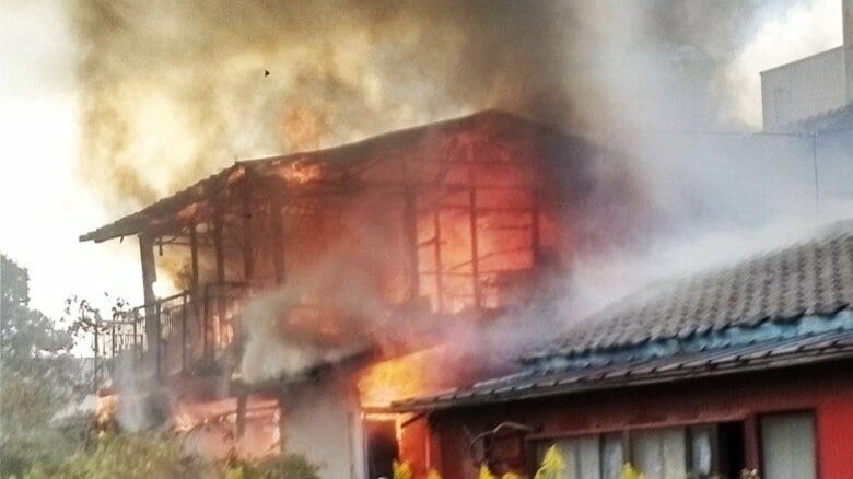 あわら市の温泉街で住宅が全焼　住人の75歳男性が両手などにやけど　周辺への延焼なし｜FNNプライムオンライン