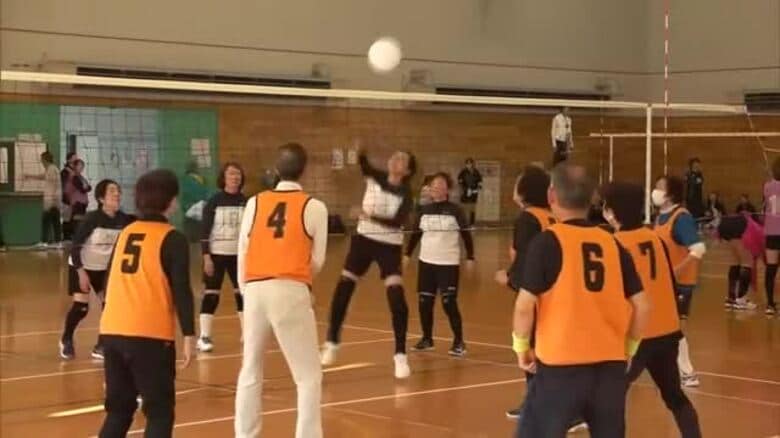 賞品はコメや野菜！優勝目指し熱戦展開　ビニールバレーボールで老若男女200人が交流深める　秋田市｜FNNプライムオンライン