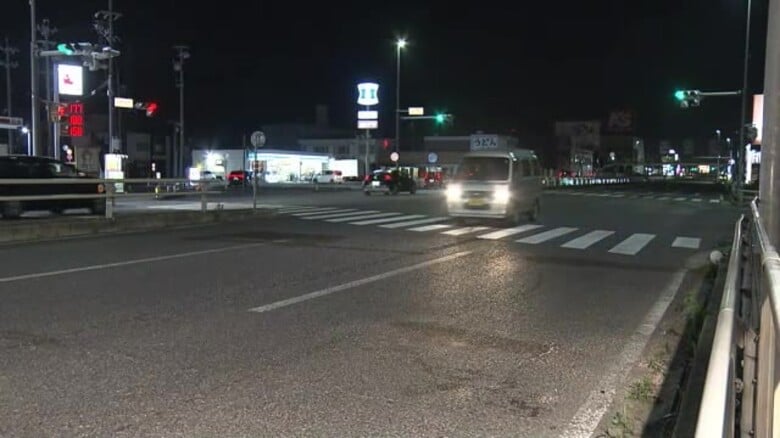 右折しようとした2人乗りの原付バイクと直進の乗用車が衝突 原付を運転していた20代位の男性が意識不明の重体 国道の交差点　｜FNNプライムオンライン