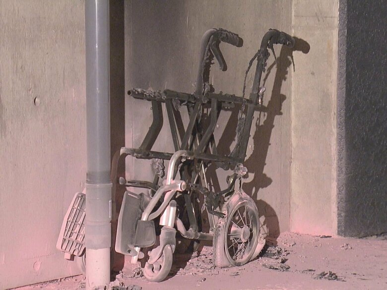 火の気なく放火の可能性…集合住宅の駐車場で車いすが燃える不審火 住人が発見し消火器で消し止める｜FNNプライムオンライン