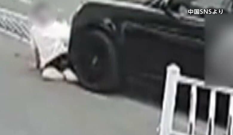 暴走車で男性を突き飛ばし…さらに“おの”持って襲撃　警察「争いがきっかけ」SNSでは運転の男に非難殺到　中国・山西省｜FNNプライムオンライン