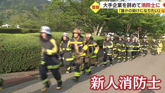 防火服を着てランニング