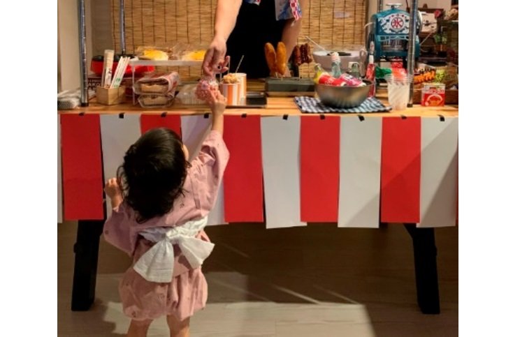 いちごボーロを“購入”して嬉しそうな娘さん