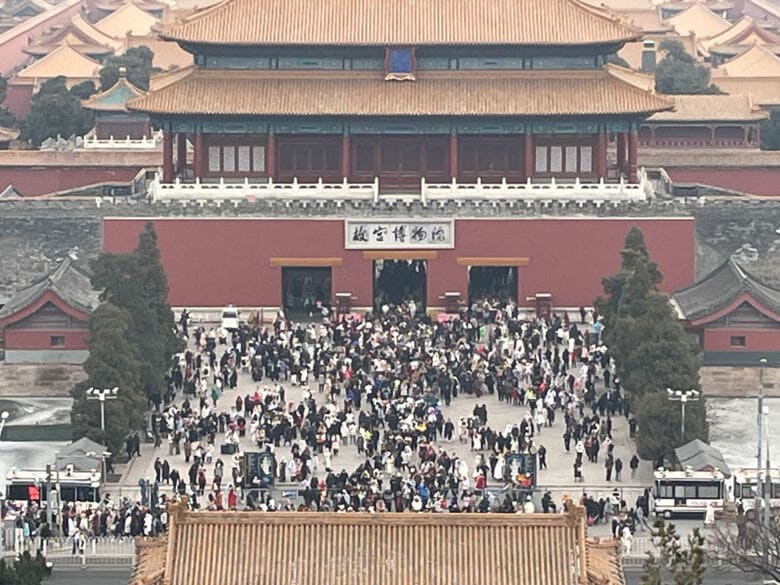 故宮の前には平日にも多くの人が人が押し寄せた