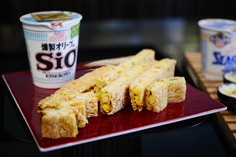 スーパーブッフェ＜グラスコート＞カップヌードル しおのサンドイッチ（提供：京王プラザホテル）