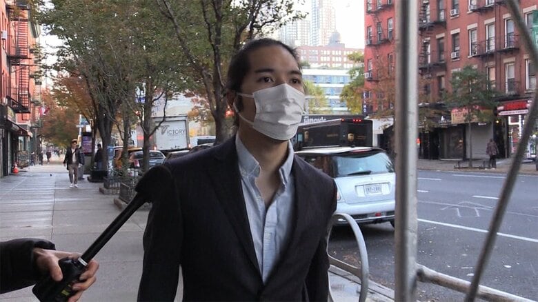 小室圭さんは、耳にイヤホン、髪の毛は後ろに束ねていた。眞子さんの姿はなかった。