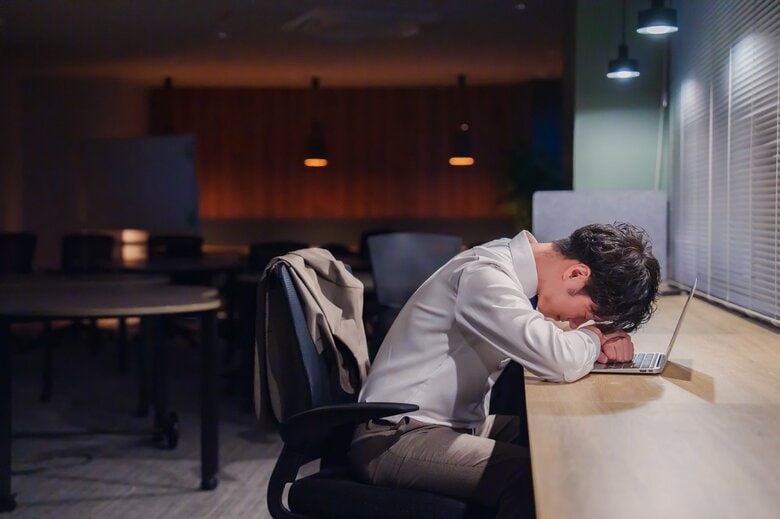 睡眠を削ることはしないで（画像：イメージ）