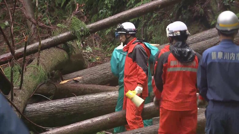 物資を届ける消防団