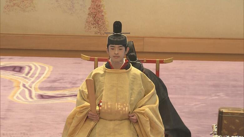 成年の冠を着けられる悠仁さま