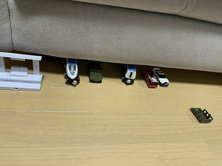 ソファ下の片づけの手間を省くために発明