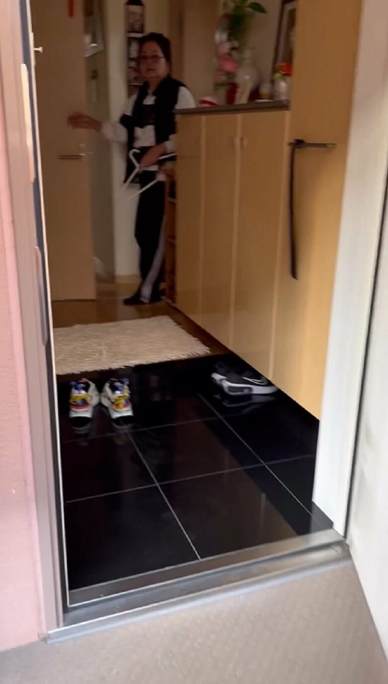 ハンガー片手に祖母が部屋の奥から出てきた