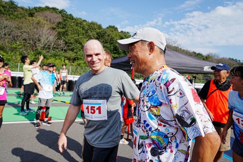 ポルシェジャパンフィリップ社長（左）と木更津市渡辺市長（右）