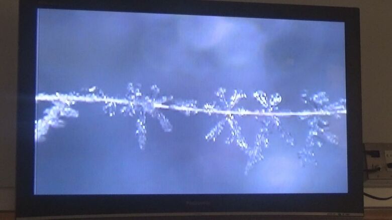 装置によって作られた結晶がモニター