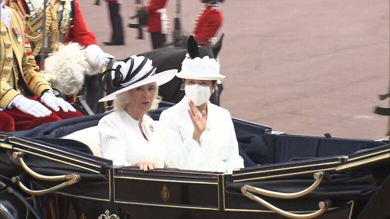 沿道の人に手を振る雅子さま