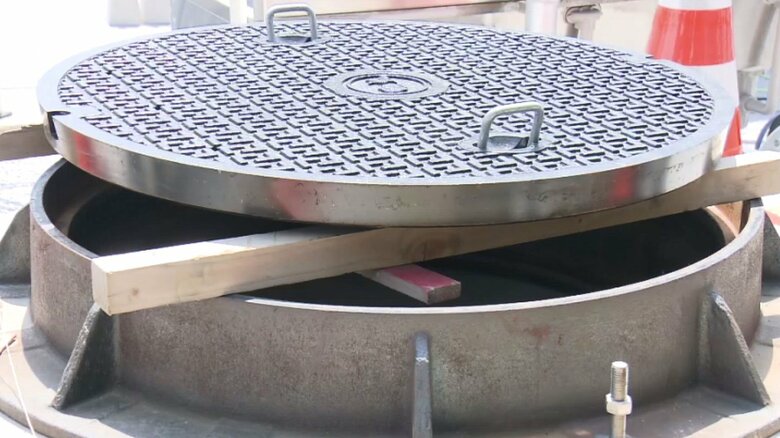 検出された地下ピットの上のマンホール