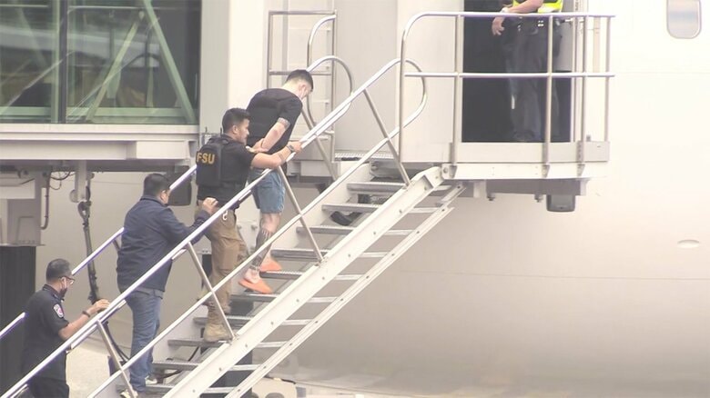 日本に向かう航空機に乗せられる藤田聖也容疑者（7日午前 マニラ）