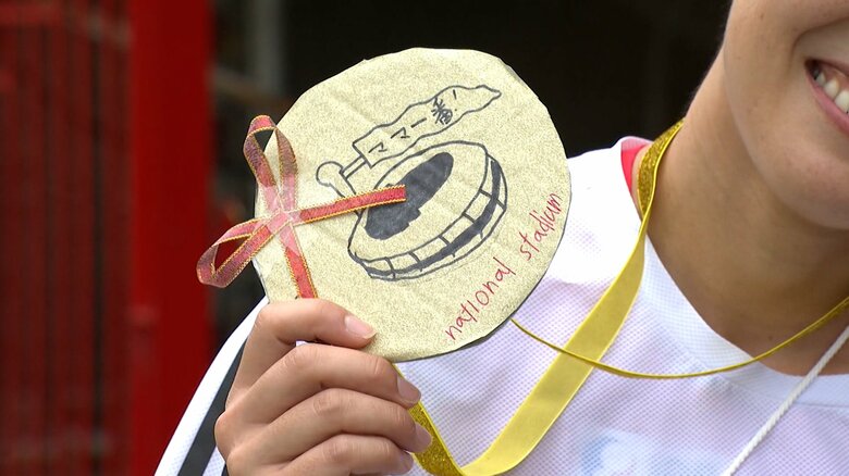 国立競技場が描かれた手作りの金メダル