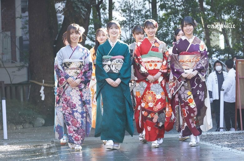 厳かに一礼（東京・乃木神社）