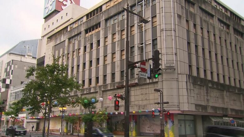 閉店し、そのままの状態で残る百貨店「大沼」