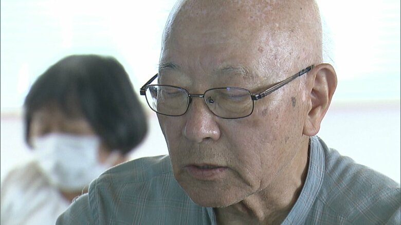 会議で報告する鈴木さん