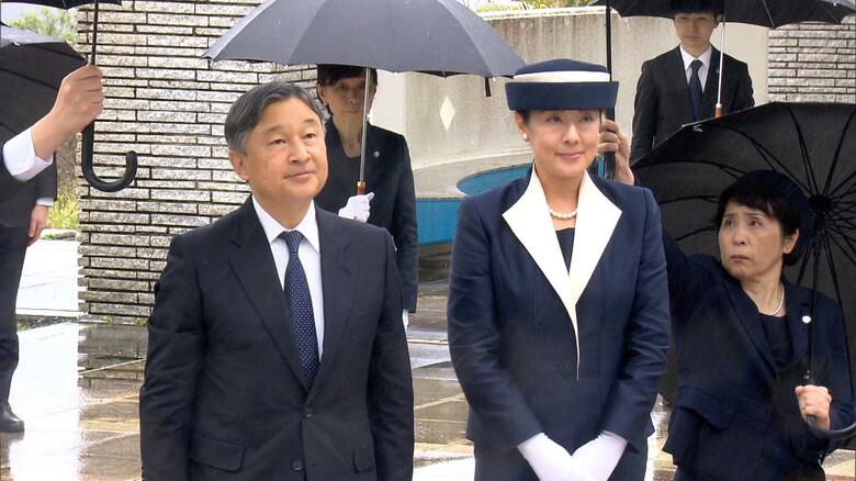 硫黄島島民平和祈念墓地公園で拝礼される両陛下