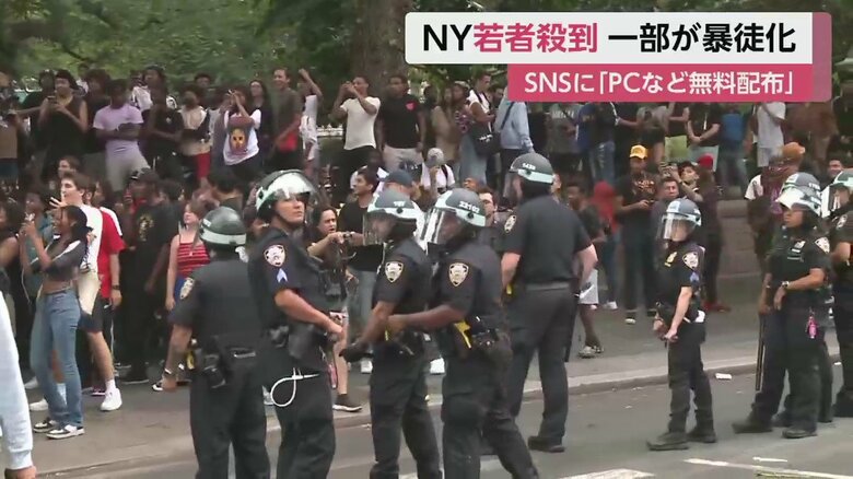 広場に集まる大勢の若者ら