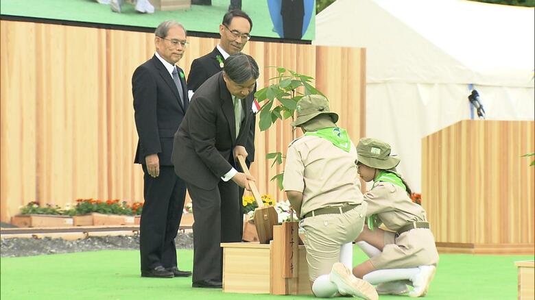 トチノキの苗木をお手植えされる天皇陛下