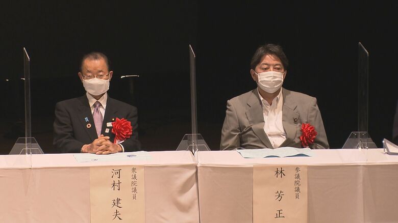 一切目を合わせない2人…