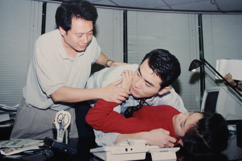 『恋人たちの食卓』(1994年) 演出中のリーさん(左) Courtesy of Central Motion Picture Corporation