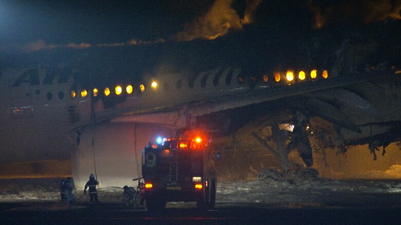 羽田空港で炎上する日航機