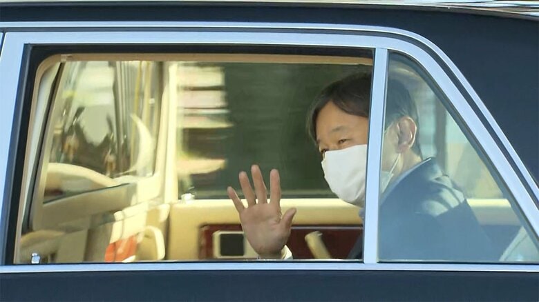 皇居を出発された陛下