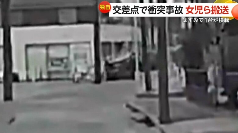 2台の車が衝突し1台が横転する瞬間（3日、愛知・名古屋市）（1）