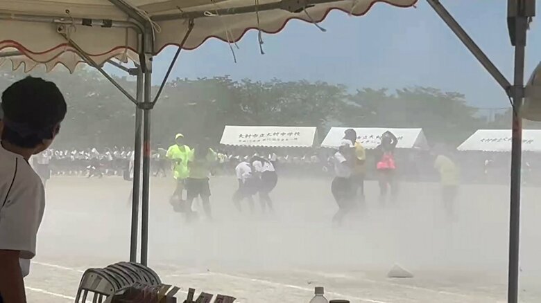 視界が真っ白になるほどの砂ぼこりが舞う