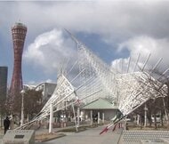 震災復興の象徴「ルミナリエ」　設営中の一部が強い風にあおられて倒れる　兵庫南部には午前から強風注意報　神戸市・メリケンパーク