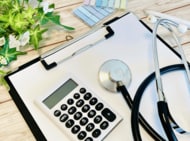 医療機関の人員や医療従事者の待遇は「不十分」51％「適切」21％