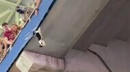 “ニャイス”キャッチ!落下したネコを星条旗が救う アメフト会場は悲鳴から一転、大歓声