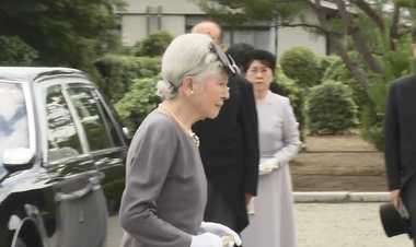 上皇ご夫妻退位報告の旅 美智子さま手すりにつかまり階段を…