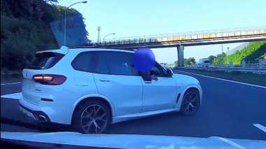 高速道路上であおり運転の末に“強制停車” いきなりパンチの瞬間