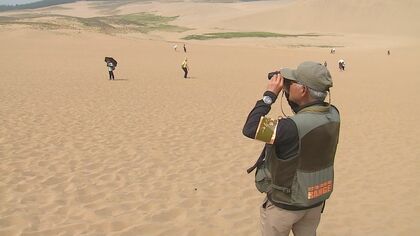 「ほぼ毎日搬送」砂の温度は50℃超　灼熱の鳥取砂丘で熱中症から観光客を守る「レンジャー」に密着【鳥取発】