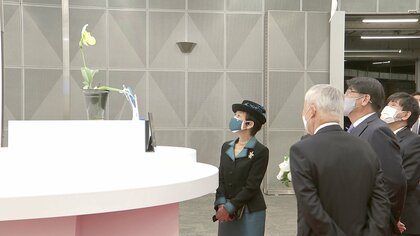 ランの作品名「不思議なところから…」久子さま「世界らん展」にご出席　次女・千家典子さんも　