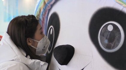 「おじさん？」北京五輪マスコット“ビンドゥンドゥン”まさかの野太い声、中から短髪男性も…委員会は否定