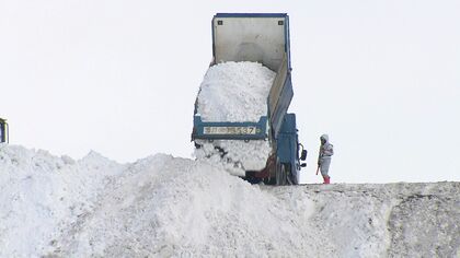 【緊急排雪】札幌市の生活道路3800km 2月中に終了の予定どうなる＿作業に立ちはだかる“カベ”は雪に埋もれた障害物＿雪の堆積場にはトラックが続々→巨大な雪山が満杯で閉鎖したところも〈北海道〉