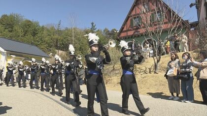 “ルージュの伝言”など…ジブリパークで作品中の名曲パレード 東邦高校のマーチングバンドが演奏を披露