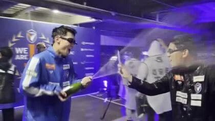 祝！V・ファーレン長崎　選手たちはシャンパン1000本で8年ぶりのJ1昇格に酔いしれる