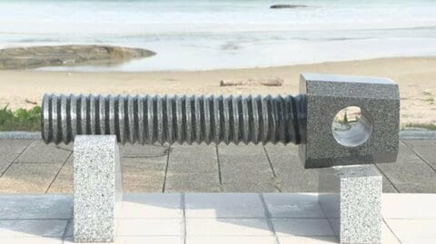 鉄砲伝来の島はねじ伝来の島！鹿児島・種子島の海岸に巨大な「ねじ」出現