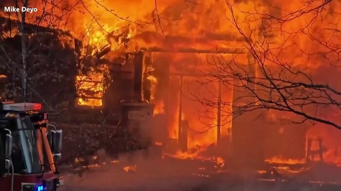 激しく燃える住宅。住民は避難して無事だった(米・ミネソタ州)