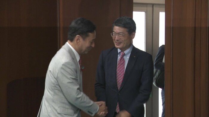 佐賀県の山口知事（左）を訪ねた長崎県の平田知事（右） 佐賀県庁・8月27日