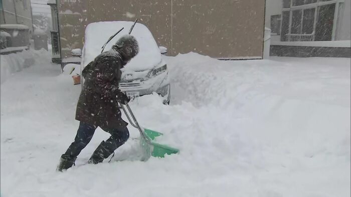 住民も戸惑いながら雪かき