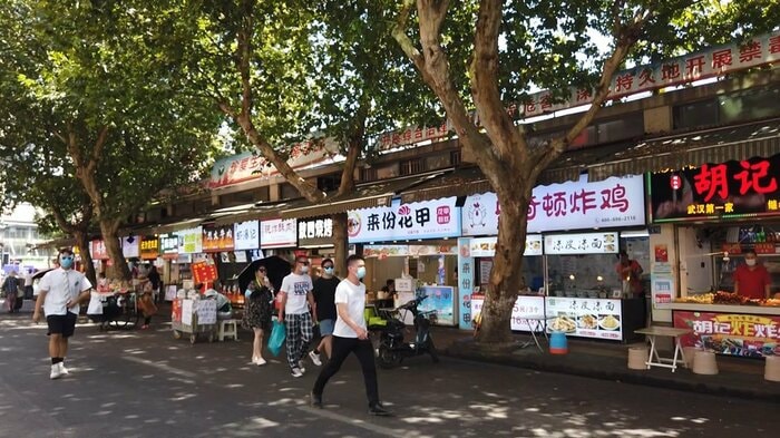 まだ観光客が戻らず売り上げは以前に比べ激減した店が多いという