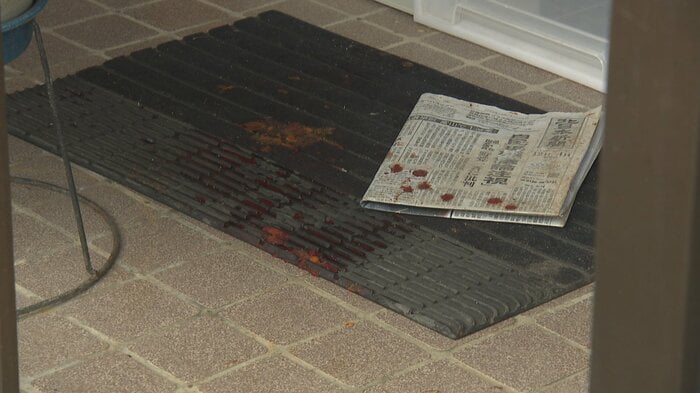 新聞配達中に男性が襲われた住宅玄関前（12月4日）